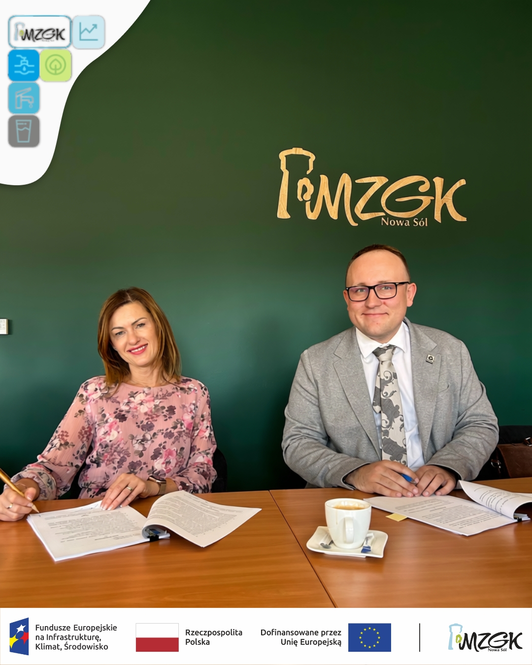 Zdjęcie przedstawia Prezes&oacute;w Sp&oacute;łek przy podpisywaniu Umowy na&nbsp;dole znaki Funduszy Europejskich, Flagi Polski, Flagi Unii Europejskiej, logo MZGK